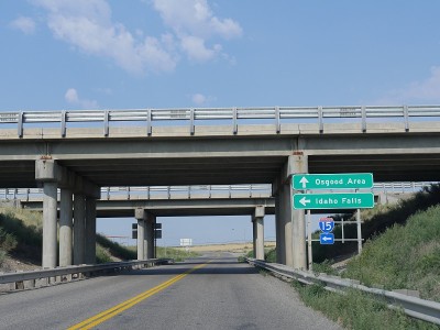 桥上的道路上的标志通向奥斯古德地区和爱达荷瀑布，爱达荷州。