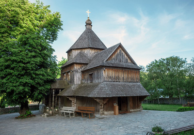 乌克兰Kamianets-Podilskyi教堂墓地里的古老木制教堂