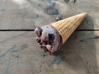 巧克力甜筒，热天的棒子，