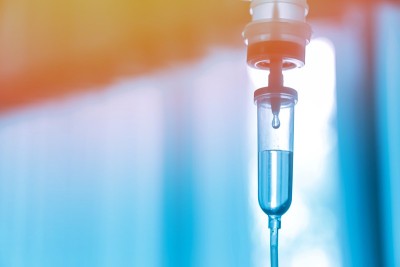 医院病房内生理盐水袋静脉滴注、医疗理念、治疗病人急诊和注射药物输液护理化疗理念。蓝色背景医院选择性聚