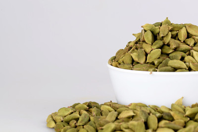 一小碗绿色的豆蔻荚