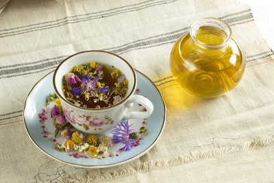 由各种花制成的花草茶