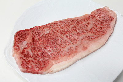 日本的一种牛肉片。生肉。