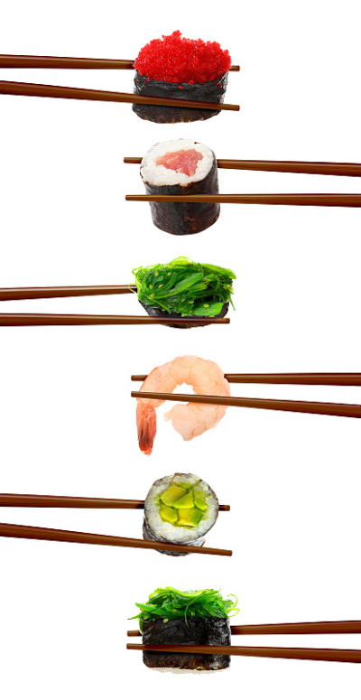 在白色背景上拼贴不同的寿司卷和虾