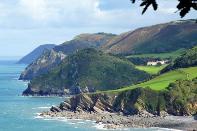 英国德文郡伍迪湾周围的海岸