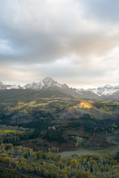 秋天山景城