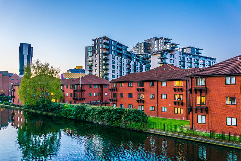 英国伯明翰市中心一条水渠旁的砖砌建筑后面的伯明翰图书馆