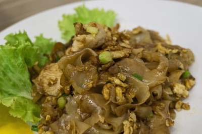 紧合炒面与鸡肉