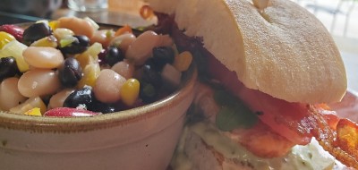 三明治和豆子沙拉
