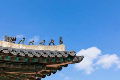 韩国传统宫廷屋顶和蓝天