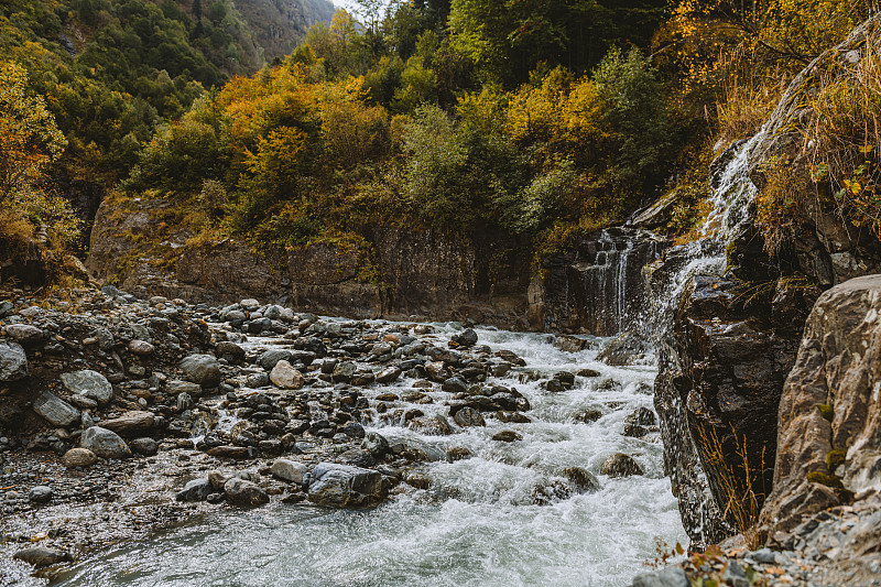 山河峡谷。高加索山区的秋天。