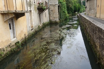 小溪“Le Beuvron”穿过克莱西村Nièvre Bourgogne Franche-Comté