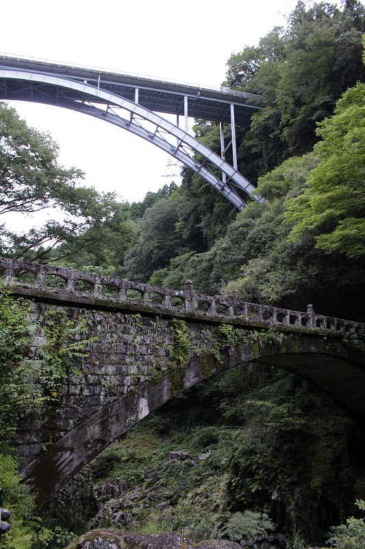 高知湖峡谷周围的古老和现代大桥