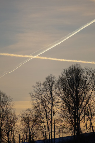 飞机的痕迹在夕阳的天空。