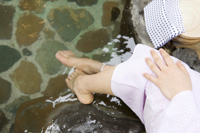 在女性的脚底泡在浴缸里