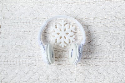 冬平躺着，戴着白色耳机和雪花