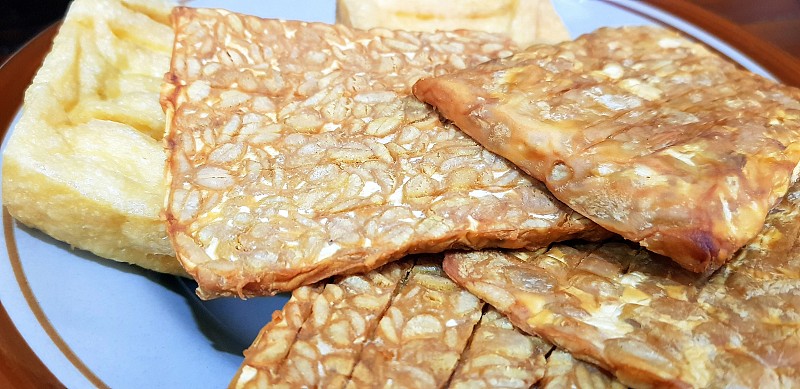 美味的印尼美食和油炸豆豉和豆腐