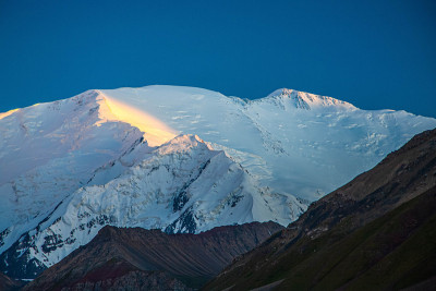 白雪皑皑的山峰。风景优美的风景。美丽的大自然。红砂。