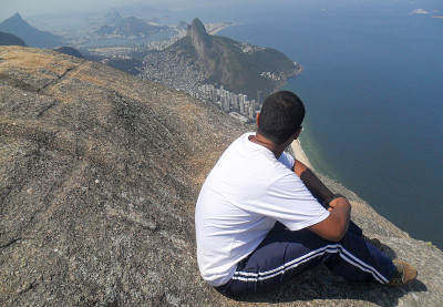 在里约热内卢，一名男子正在欣赏加维亚石(pedra da Gavea)顶部的外观