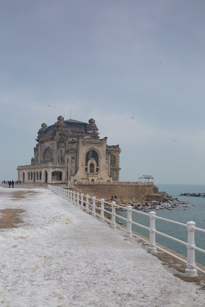 老赌场在康斯坦塔，罗马尼亚，在黑海海岸的散步在一个冬天的早晨。
