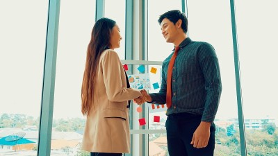 商务人士在公司办公室里握手
