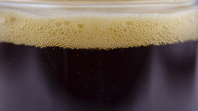 玻璃杯里黑啤酒的泡沫，微距摄影，背景，纹理
