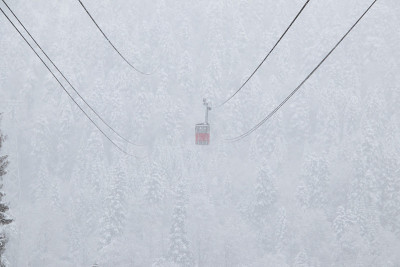 红色的小屋在高加索山脉的大雪中