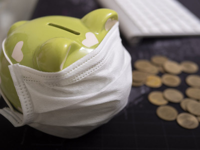 Piggybank在笔记本电脑键盘上省钱的概念