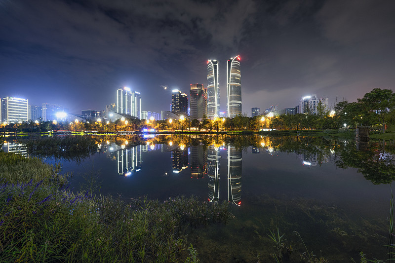 成都的一个角落，河边的夜晚