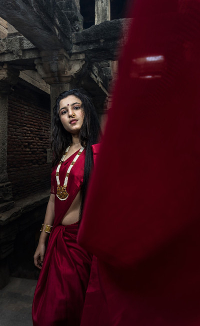 在印度舞蹈姿势中的印度少女舞者。印度古典舞蹈bharatanatyam