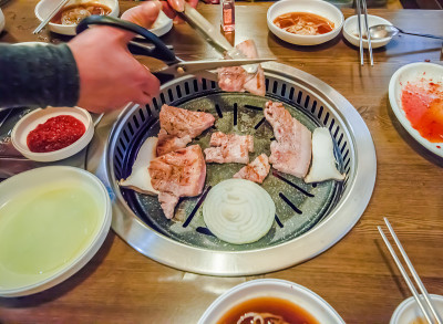 韩国烧烤的食物，肉类和蔬菜