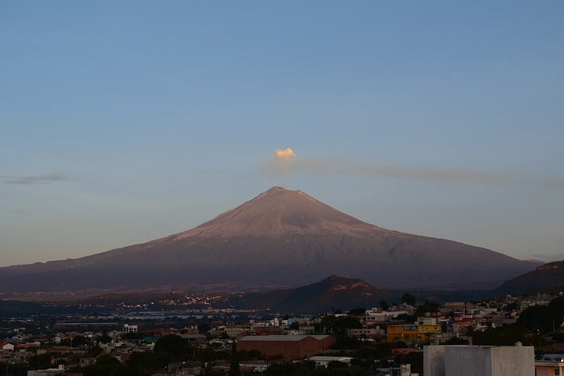 日落时，波波卡特佩特火山喷出的烟雾