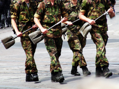 士兵们拿着建筑铲行进