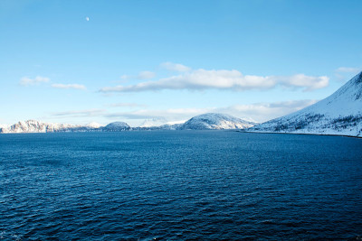 有雪山的挪威峡湾