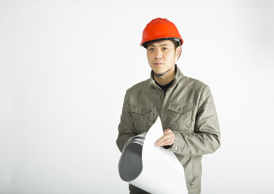 男建筑工人正在画蓝图
