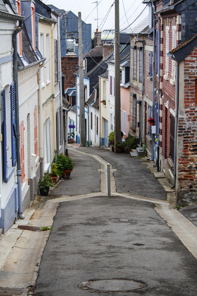 Saint-Valery-sur-Somme。水手区典型的倾斜街道。求和。庇卡底地区。法国的