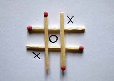 用火柴玩井字游戏的图像