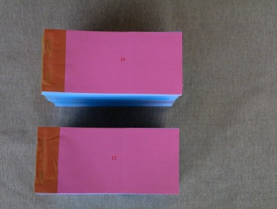 淡玫瑰色的帐簿或收据帐簿在奶油色的装饰布上