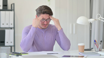 中年男子在办公室头痛