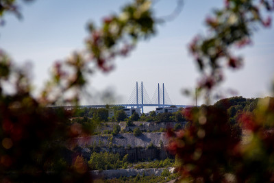 Öresund在石灰石采石场外可见的桥