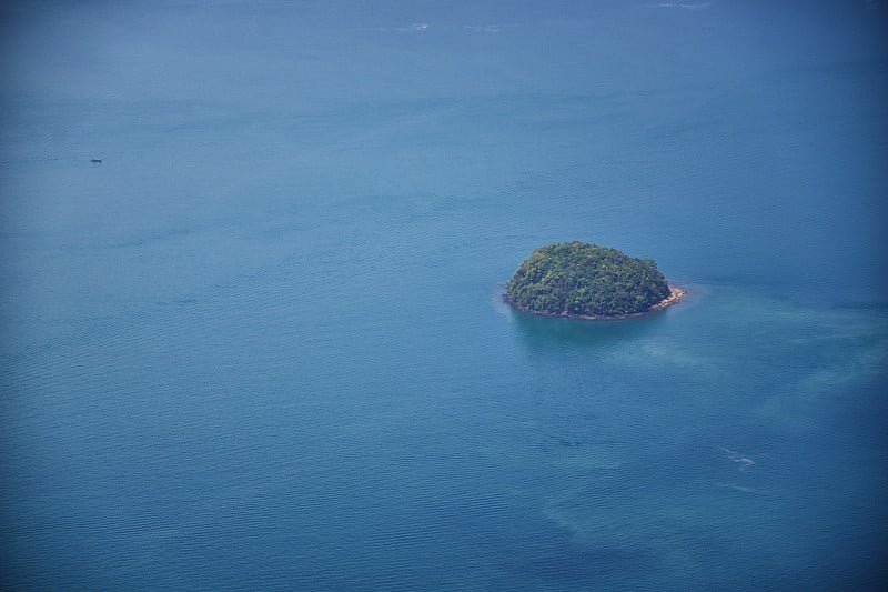 泰国普吉岛无人机鸟瞰热带海洋的照片，印度洋，海岸与美丽的岛屿曼谷南部在安达曼海，靠近马六甲海峡。亚洲