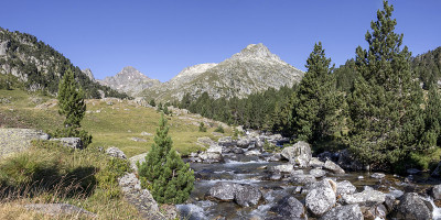 法国国家公园，法国比利牛斯高山环绕的山河全景