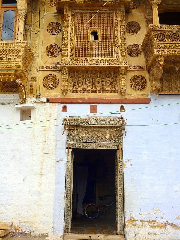 传统装饰入口，街景，Jaisalmer，拉贾斯坦邦，印度