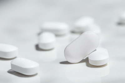 Molnupiravir新型冠状病毒抗病毒药物。白色背景上的Molnupiravir药丸。冠状病毒-