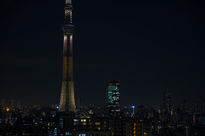 东京之夜的天空树在东京市区广角拍摄