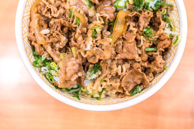 将牛肉切成条状，加入大量洋葱、韭菜和新鲜蛋黄