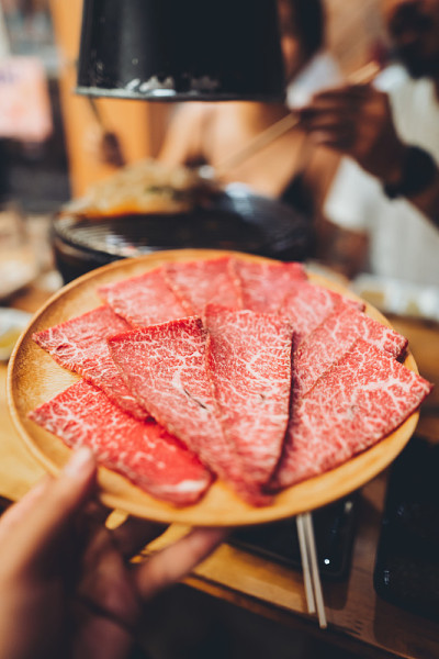 在餐馆里烤肉