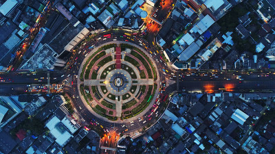 俯视图城市，鸟瞰图道路，高速公路与汽车停车场在泰国的城市。市中心美丽的街道。环岛路