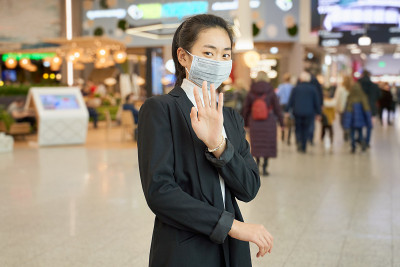 女性戴医用口罩以防病毒