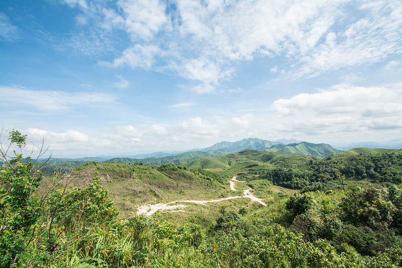 高视角的班一塘村，Pilok，通Pha Phum。下午在泰国北碧府